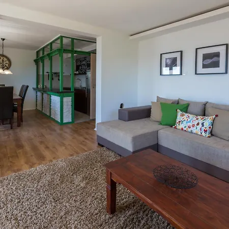 Pavlak Apartment *